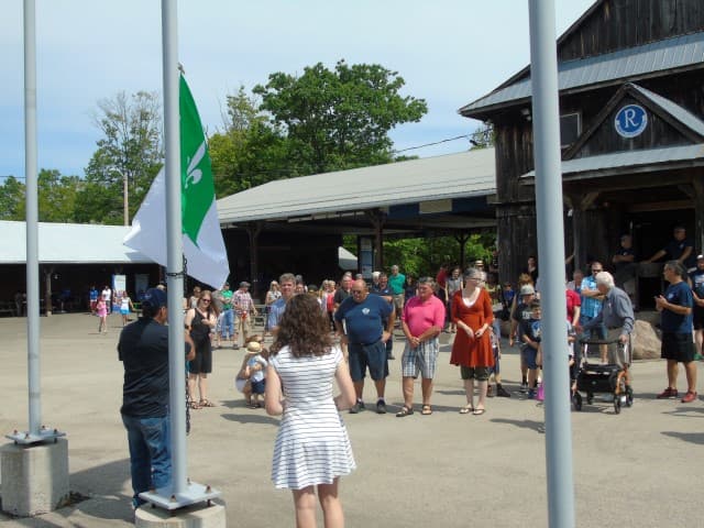 Le drapeau Franco-Ontarien devant l'Auberge Richelieu